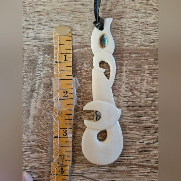 Polynesian Hand Carved Bone Fish and Abalone With Black Leather Chain - Picture 5 of 7